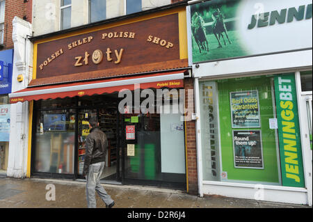 Wood Green, Londres, Royaume-Uni. 31 janvier 2013. Une supérette à côté d'un bureau de paris. L'Angleterre devient polonaise langue seconde avec plus d'un demi-million de personnes qui parlent polonais dans le recensement de 2011. Crédit : Matthieu Chattle / Alamy Live News Banque D'Images