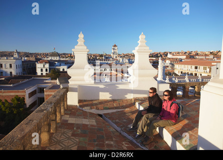 Couple assis sur toit de Convento de San Felipe Neri, Sucre, UNESCO World Heritage Site, Bolivie, Amérique du Sud Banque D'Images