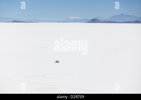 Le camping-car sur le Salar de Uyuni (Salines d'Uyuni), Potosi, Bolivie, Ministère de l'Amérique du Sud Banque D'Images