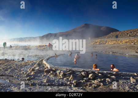 Les touristes dans les sources chaudes de Termas de Polques sur l'Altiplano, Potosi, Bolivie, Ministère de l'Amérique du Sud Banque D'Images