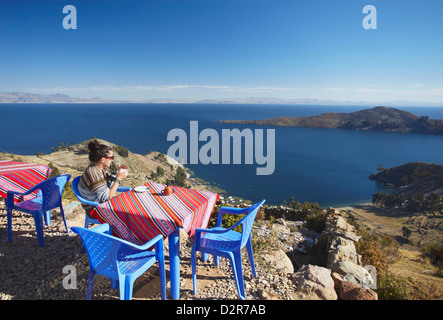 Woman at outdoor cafe sur l'Isla del Sol (Île du Soleil), le Lac Titicaca, Bolivie, Amérique du Sud Banque D'Images