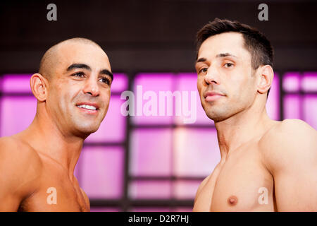 Düsseldorf, Allemagne. 31 janvier 2013. Boxeurs Poids moyens de l'Allemagne Felix Sturm (R) et l'Australie's Sam Soliman face off à Duesseldorf, Allemagne, 31 janvier 2013. Sturm sera fort Soliman à Düsseldorf le 01 février 2013. Photo : ROLF VENNENBERND/dpa/Alamy Live News Banque D'Images