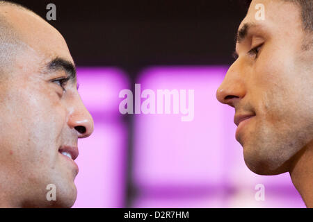 Düsseldorf, Allemagne. 31 janvier 2013. Boxeurs Poids moyens de l'Allemagne Felix Sturm (R) et l'Australie's Sam Soliman face off à Duesseldorf, Allemagne, 31 janvier 2013. Sturm sera fort Soliman à Düsseldorf le 01 février 2013. Photo : ROLF VENNENBERND/dpa/Alamy Live News Banque D'Images