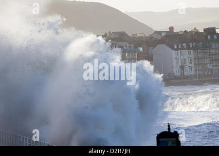 31 janvier 2013, Aberystwyth, Pays de Galles, Royaume-Uni. Des vagues spectaculaires causés par des vents forts et une marée haute lash Aberystwyth promenade. Banque D'Images