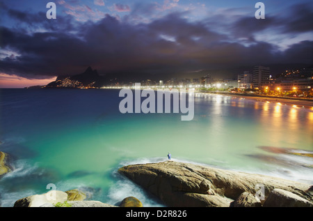 La plage d'Ipanema et Ponta do Aproador au coucher du soleil, Rio de Janeiro, Brésil, Amérique du Sud Banque D'Images