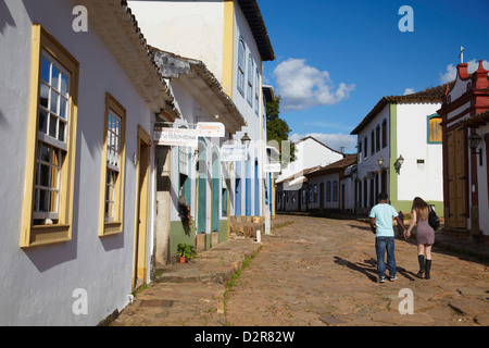 Couple en train de marcher le long street, Tiradentes, Minas Gerais, Brésil, Amérique du Sud Banque D'Images