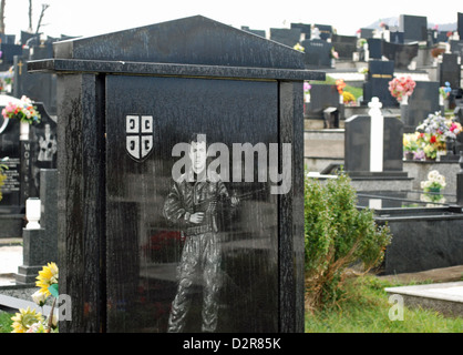 Tombe du soldat serbe de Bosnie dans le cimetière orthodoxe en république de Srpska, Sarajevo. Banque D'Images