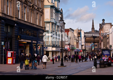 Les gens shopping pour la dernière minute Ventes Janvier aubaines dans le centre-ville de Dundee, Royaume-Uni Banque D'Images