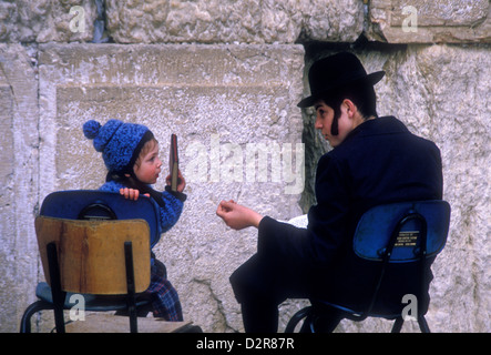 Les juifs en prière au Mur des lamentations, dans la vieille ville de Jérusalem Israël Banque D'Images