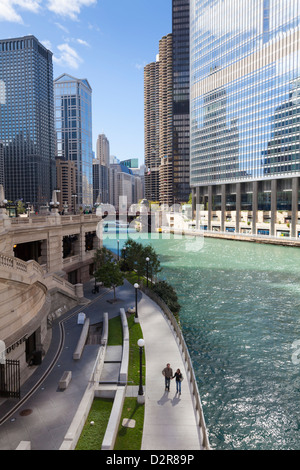 Tours en verre le long de la rivière Chicago, Chicago, Illinois, États-Unis d'Amérique, Amérique du Nord Banque D'Images