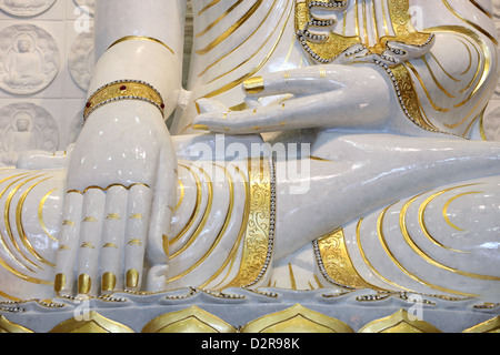 Détail de Bouddha assis dans la position bhumisparsha mudra-, Temple Fo Guang Shan, Bussy-Saint-Georges, Seine-et-Marne, France Banque D'Images