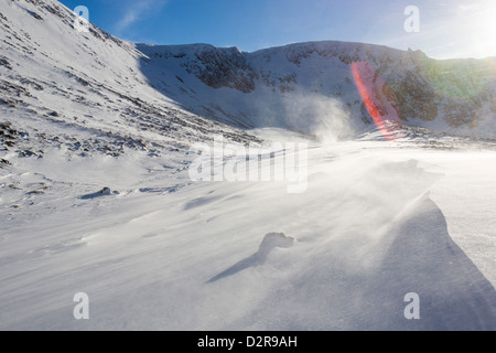 La neige à Coire une Sneachda dans les montagnes de Cairngorm, Ecosse, Royaume-Uni. Banque D'Images