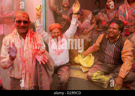 Célébrer Holi festival, Barsana, Uttar Pradesh, Inde, Asie Banque D'Images