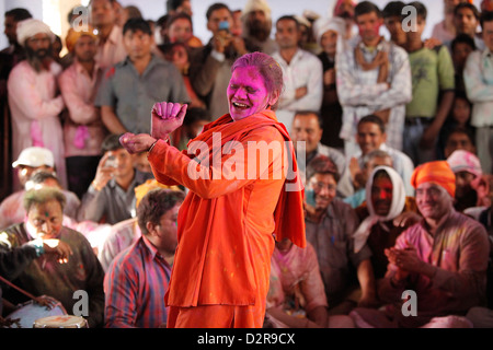 Célébrer Holi festival, Nandgaon, Uttar Pradesh, Inde, Asie Banque D'Images