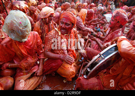 Barsana villageois célébrer Holi dans Nandgaon, Uttar Pradesh, Inde, Asie Banque D'Images