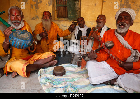 Musiciens, Dauji, Uttar Pradesh, Inde, Asie Banque D'Images