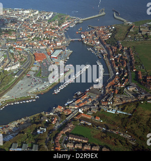 Vue aérienne de Whitby sur le Yorkshire Coast Banque D'Images