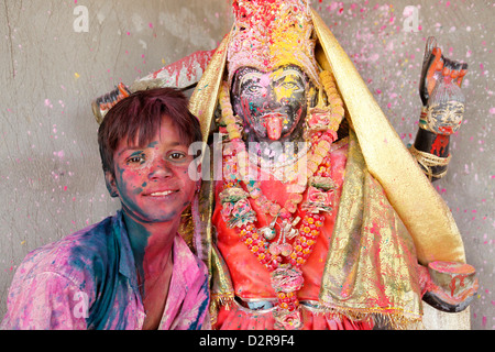 Holi célébration dans Goverdan, Uttar Pradesh, Inde, Asie Banque D'Images