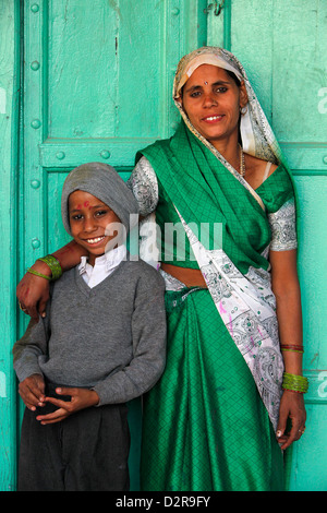 Mère indienne et son fils, Nandgaon, Uttar Pradesh, Inde, Asie Banque D'Images