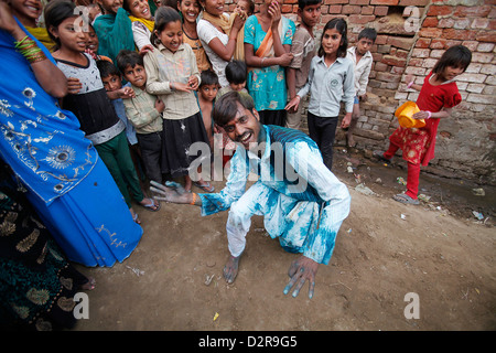 En dansant dans la rue pendant Holi célébration dans Goverdan, Uttar Pradesh, Inde, Asie Banque D'Images