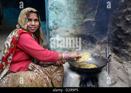 Woman cooking, Mathura, Uttar Pradesh, Inde, Asie Banque D'Images