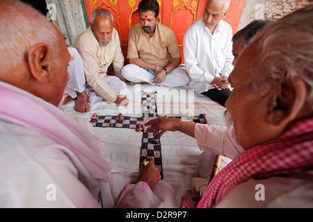 Les hommes de jouer à un jeu, Mathura, Uttar Pradesh, Inde, Asie Banque D'Images