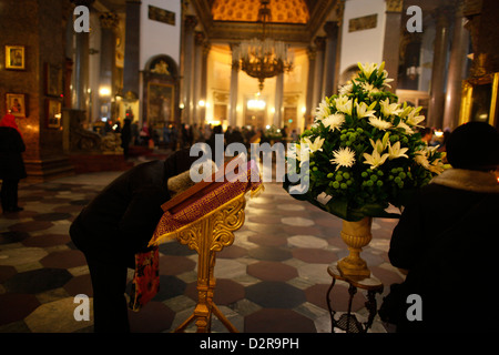 Croyant orthodoxe russe, la Cathédrale de Kazan, Saint-Pétersbourg, Russie, Europe Banque D'Images