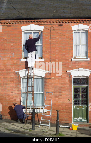 Peintre et décorateur jusqu'ladders Ludlow Shropshire en Angleterre Banque D'Images