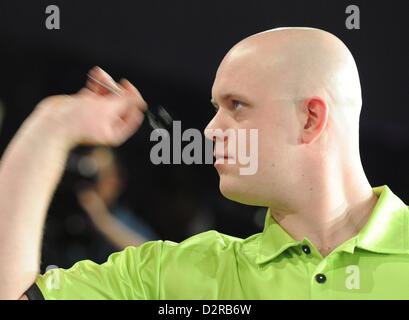 Dart néerlandais Michael van Gerwen lance une fléchette au cours d'un tournoi avec tous les joueurs contre l'HSV Professional Darts Corporation (PDC) à Hambourg, Allemagne, 31 janvier 2013. Photo : ANGELIKA WARMUTH Banque D'Images