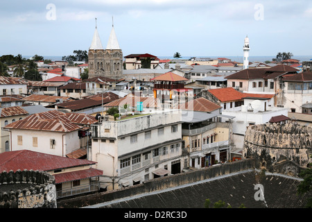 De Stonetown Zanzibar avec St Josephs Cathédrale et Mosquée, Tanzanie Banque D'Images