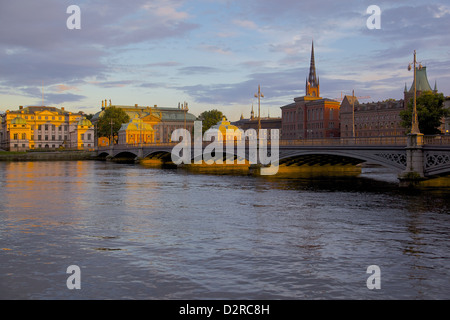 Gamla Stan et avec flèche de Riddarholmskyrkan Riddarholmen Riddarholmen (église) sur la skyline at sunset, Stockholm, Suède Banque D'Images