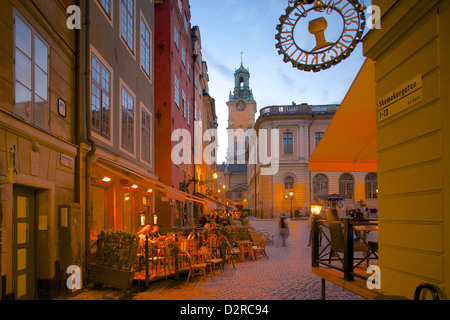 La place Stortorget cafés au crépuscule, Gamla Stan, Stockholm, Suède, Europe Banque D'Images