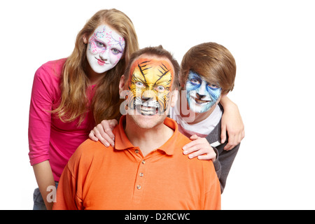 Groupe de personnes avec la peinture du visage geisha girl wolf et tigre souriant sur fond blanc Banque D'Images