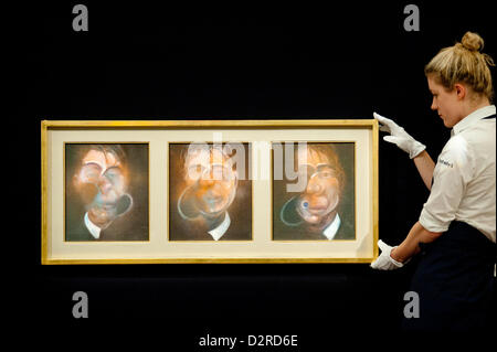 Londres, Royaume-Uni. 31 janvier 2013. Un employé de Sotheby's pose devant une peinture intitulée "trois études pour un autoportrait) par Francis Bacon (l'Est £10 à 15 millions de dollars) au cours de l'aperçu de la presse de la vente Sotheby's de février prochain d'art impressionniste et moderne et d'art contemporain de Londres, dont des œuvres de Picasso, Bacon, Monet, Richter, Miró, Basquiat. Credit : pcruciatti / Alamy Live News Banque D'Images