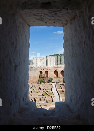 Vue à travers une fenêtre dans le trapu Torre de la Vela de l'ancien complexe Alcazaba de l'Alhambra à Grenade Andalousie Espagne Banque D'Images