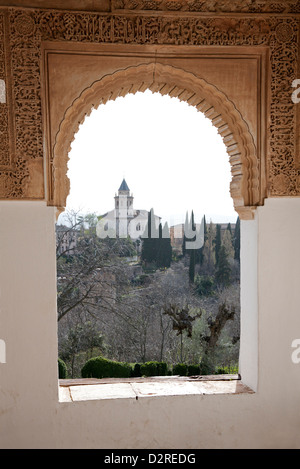 Les jardins de l'Alhambra et de l'architecture vue à travers une fenêtre de style mauresque à Grenade Espagne Banque D'Images