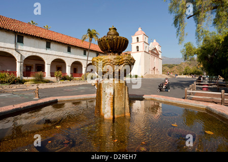 Fontaine et l'ancienne Mission Santa Barbara, Santa Barbara, Californie, États-Unis d'Amérique, USA Banque D'Images