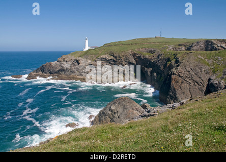 Trevose Head et le phare, avec l'anse puant en premier plan Banque D'Images