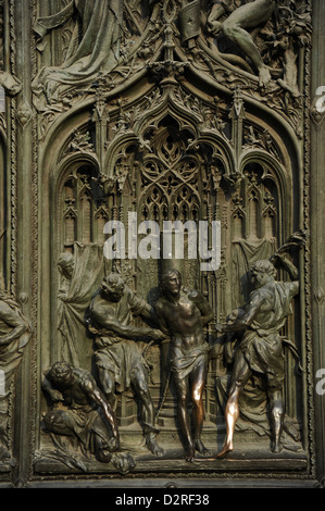 L'Italie. La cathédrale de Milan. Détail de la porte. La flagellation du Christ. Le bronze. 16ème-17ème siècle. Banque D'Images