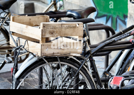 Des caisses en bois utilisées comme porte-bagages vélo improvisé fort Banque D'Images