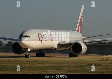 Le QATAR AIRLINES BOEING 777 ÉMIRATS ARABES UNIS Banque D'Images