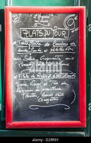 Plats du jour - menu écrit à un tableau noir à l'extérieur d'un restaurant ou un café en France Banque D'Images