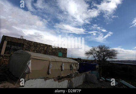 31 janvier 2013 - Ramallah, Cisjordanie, territoire palestinien - Une vue affiche les tentes des Bédouins palestiniens dans le village de Jaba' le sud de la ville de Ramallah, en Cisjordanie, le 31 janvier 2013. Les forces israéliennes ont remis des avis ordonnant la démolition de 16 maisons du village de Jaba', pour l'expansion des colonies fonctionne de la colonie juive voisine de Adam (crédit Image : © Issam Rimawi APA/Images/ZUMAPRESS.com) Banque D'Images