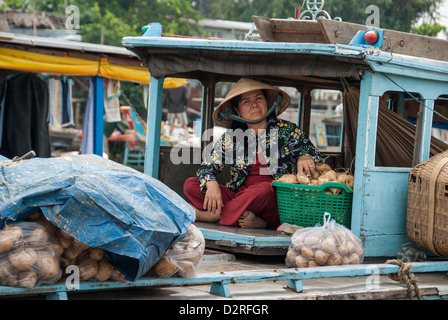 Une femme non identifiée légumes transporte par bateau le 4 janvier 2008 dans le Delta du Mékong, au Vietnam. Banque D'Images