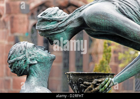 "L'eau de la Vie" de la statue dans le cloître de la cathédrale de Cheshire, Angleterre Banque D'Images