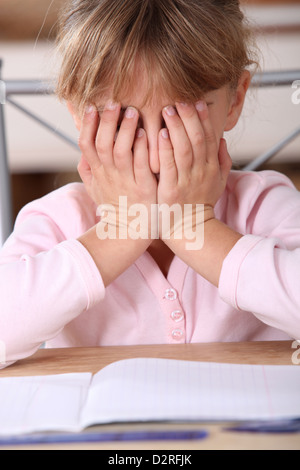 Fille frustrée incapable de remplir ses devoirs Banque D'Images