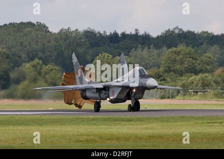 MiG-29A 111 de 1 ELT, armée de l'Air polonaise il roulait avec sa rampe de freinage est toujours fixé après avoir achevé l'affichage à l'RIAT 2012 Banque D'Images