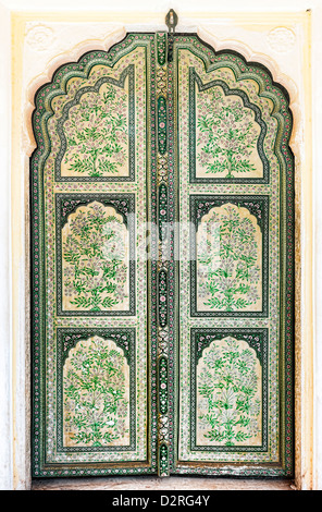 Une des portes anciennes peintes à la main à l'intérieur des vents. Hawa Mahal, le palais des vents à Jaipur, Rajasthan, Inde. Banque D'Images