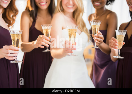 Demoiselles et mariée toasting with champagne Banque D'Images