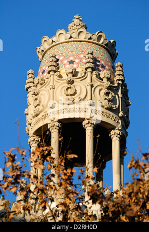 Barcelone, Catalogne, Espagne. Casa Lleó Morera (Lluis Domenech i Montaner, 1906) sur le toit de la tour Banque D'Images